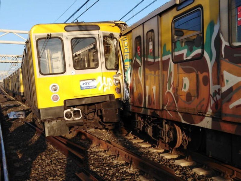 Napoli, scontro tra treni della metropolitana. Cinque feriti