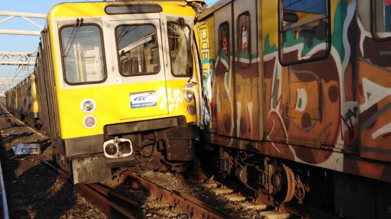 Napoli, scontro tra treni della metropolitana. Cinque feriti