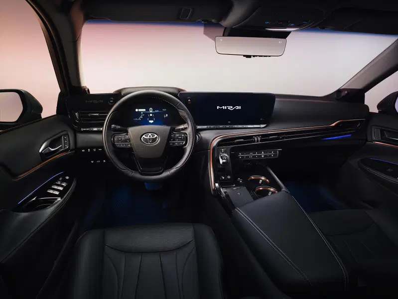 Gli interni high-tech della nuova Toyota Mirai