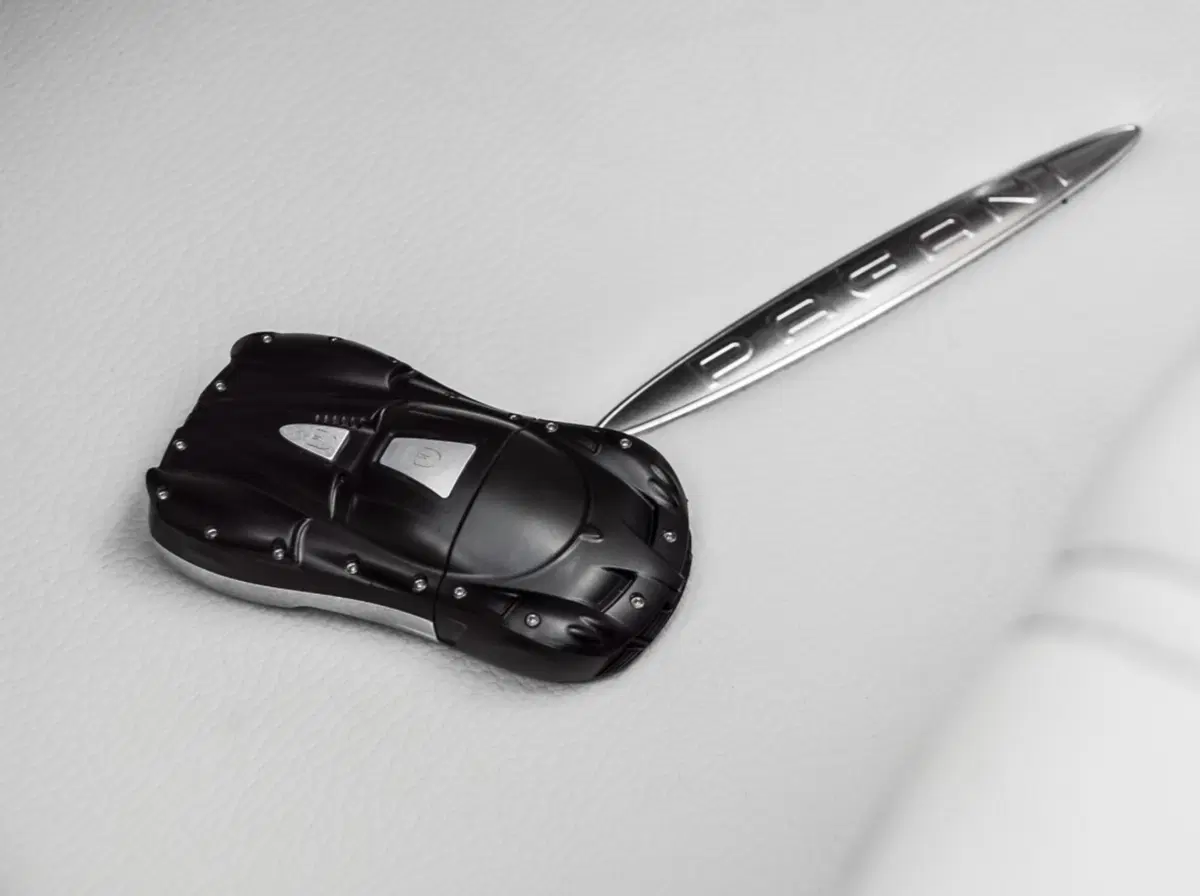 Pagani Huayra Roadster: all'asta una delle 100 supercar prodotte (5)