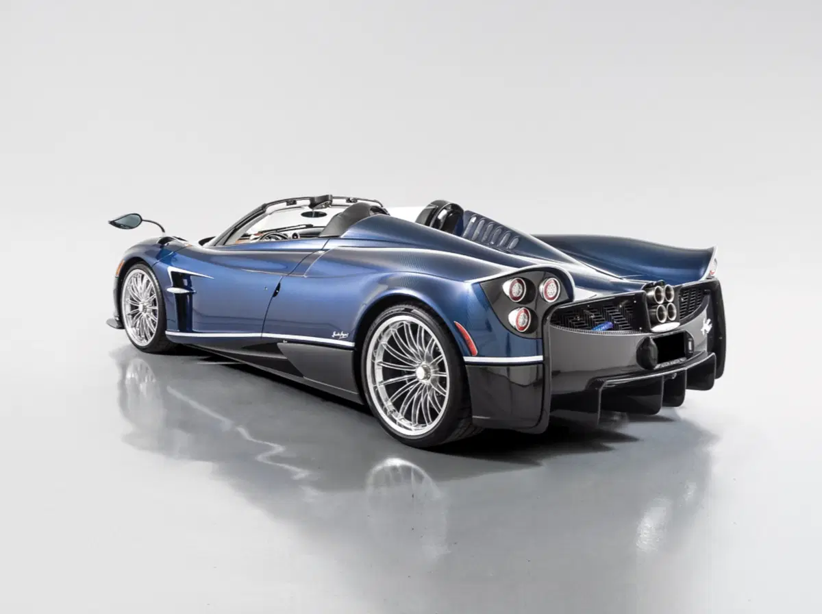 Pagani Huayra Roadster: all'asta una delle 100 supercar prodotte (3)