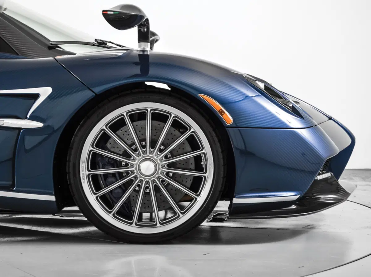 Pagani Huayra Roadster: all'asta una delle 100 supercar prodotte (4)