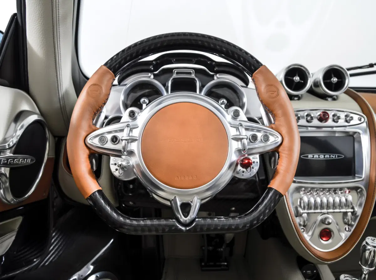 Pagani Huayra Roadster: all'asta una delle 100 supercar prodotte (10)