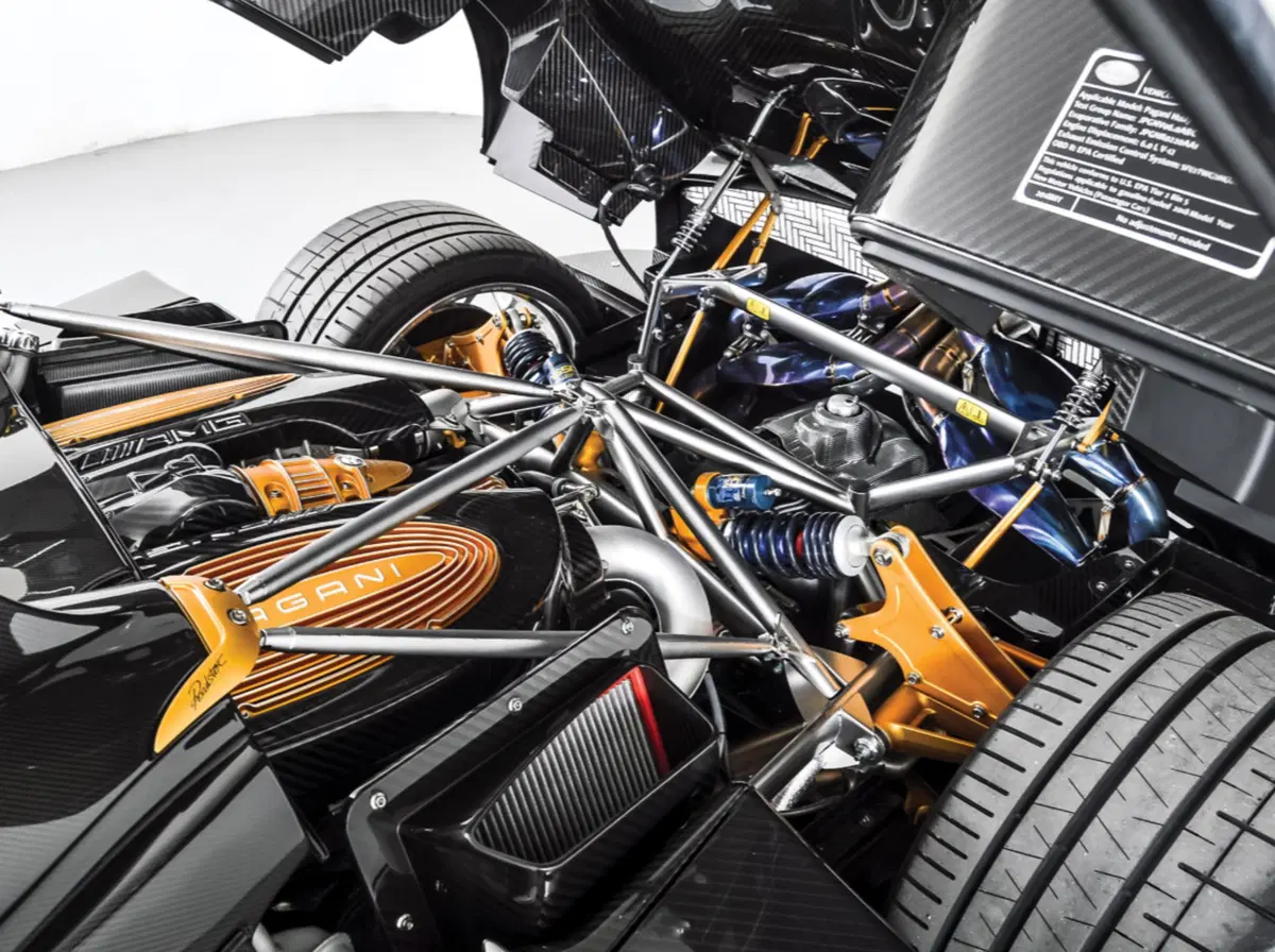 Pagani Huayra Roadster: all'asta una delle 100 supercar prodotte (13)