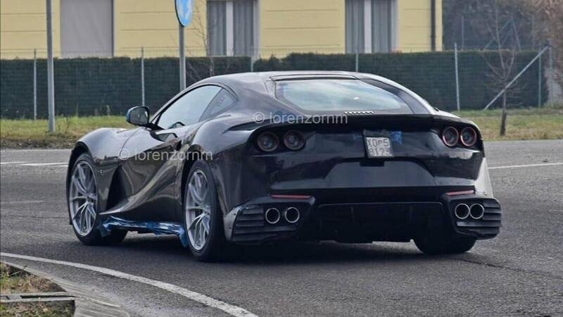 Nuova Ferrari in strada: muletto da urlo (812 GTO?) pronto al debutto [video]