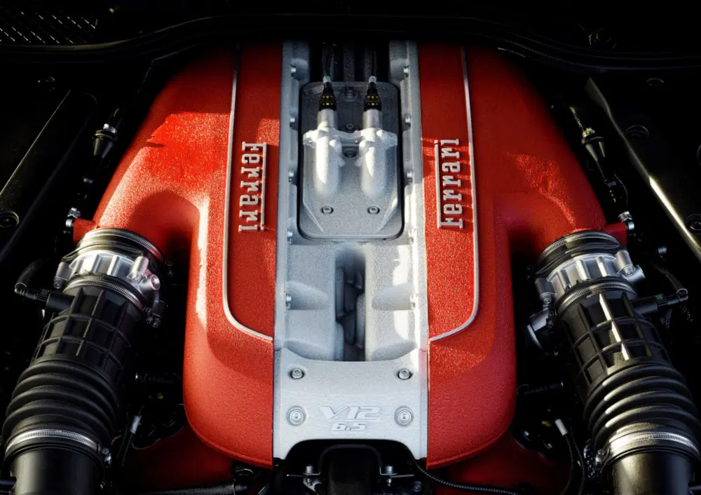 Il bel V12 Ferrari spinge almeno 800CV e potrebbe salire in prestazione, con la nuova 812 "cattiva"