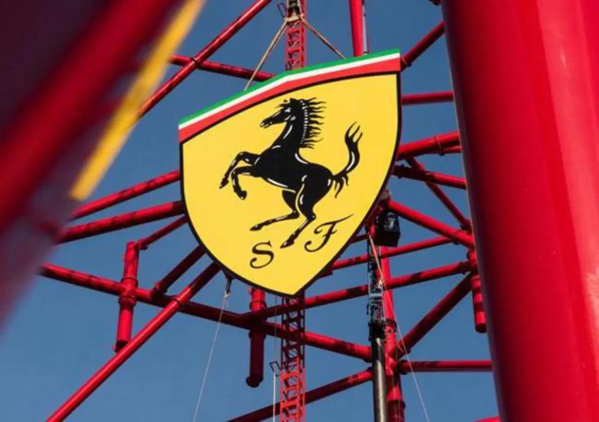 Ferrari Land: ecco lo scudetto del Cavallino. E' alto 12 metri