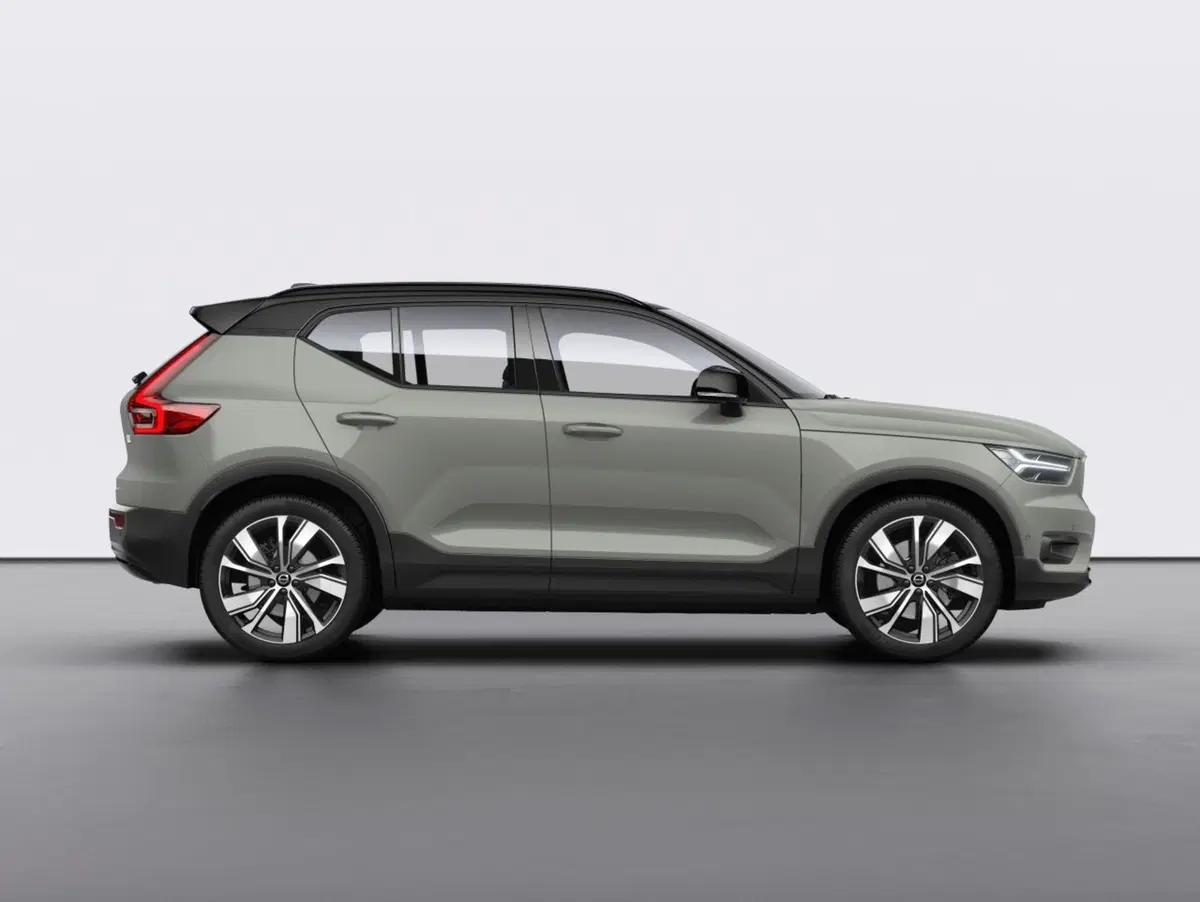 Volvo XC40 elettrica, i prezzi in Italia: si parte da 59.600 euro (6)