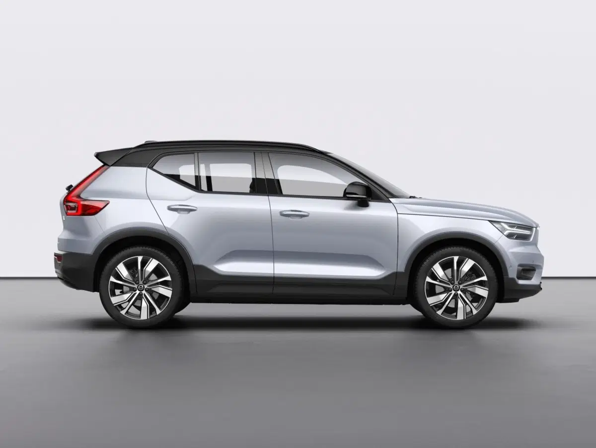 Volvo XC40 elettrica, i prezzi in Italia: si parte da 59.600 euro (17)