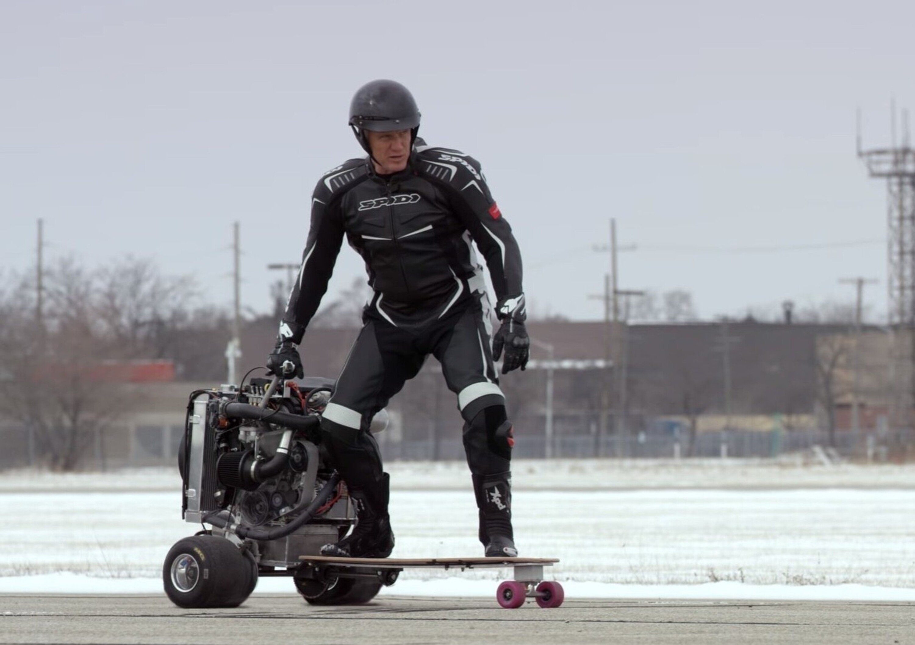 Ford 1.0 EcoBoost: skateboard da 90 km/h per Dolph Lundgren [Video]