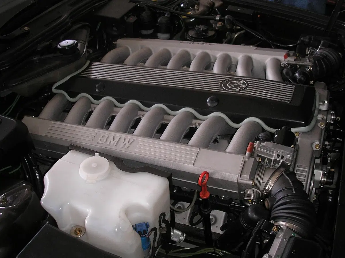 Eccessi a 4 ruote, BMW Serie 7 Goldfisch V16 [foto gallery] (2)