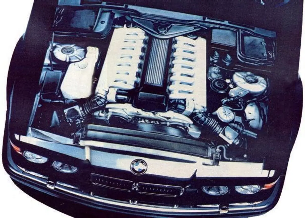 Eccessi a 4 ruote, BMW Serie 7 Goldfisch V16 [foto gallery] (5)
