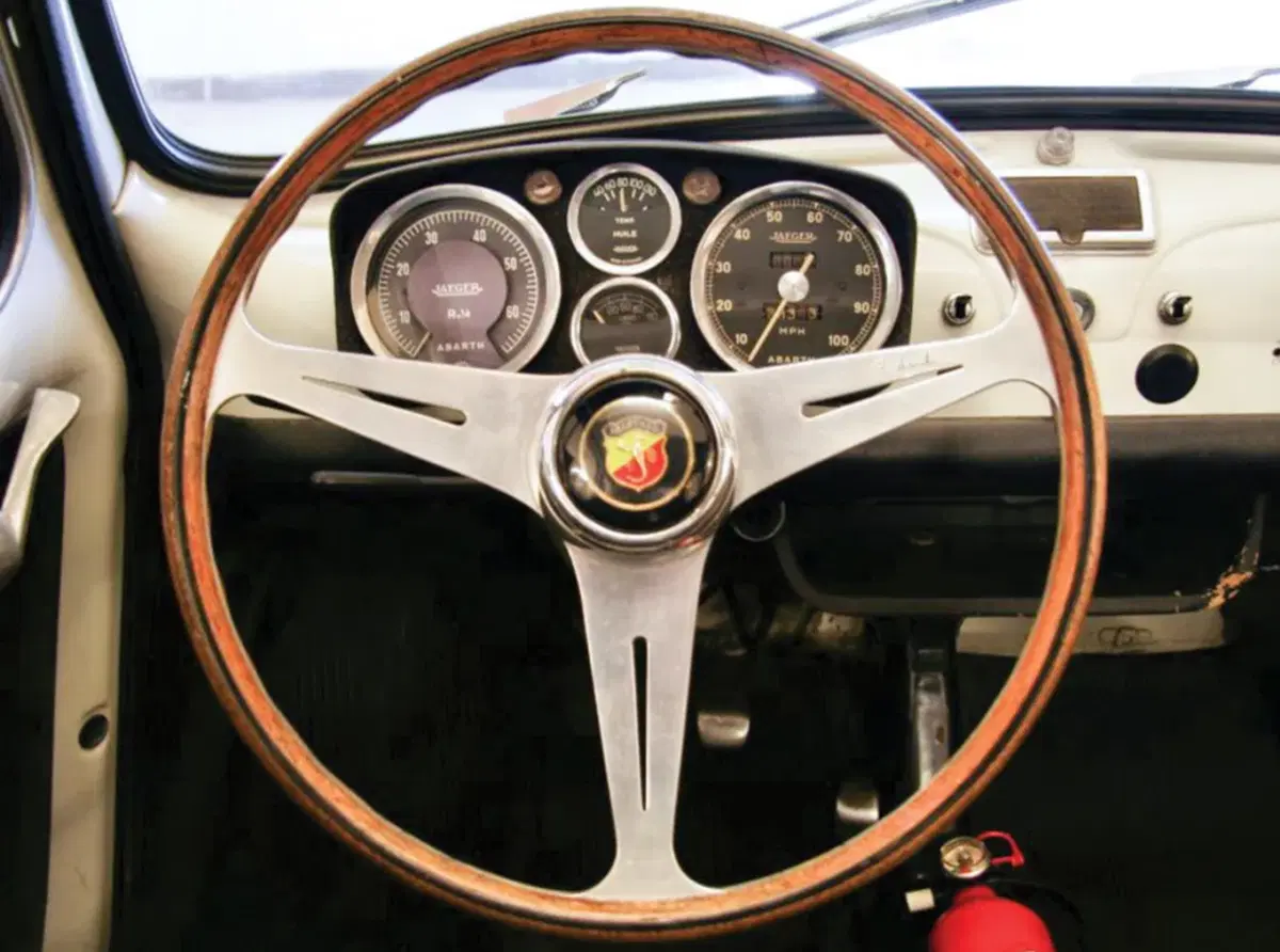 Quanto vale una Abarth 695 SS 100% original? Anche non perfetta più di 40K (8)