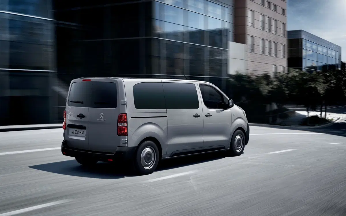 Peugeot Expert Combi: ora con il diesel 120 CV e automatico EAT8 (2)