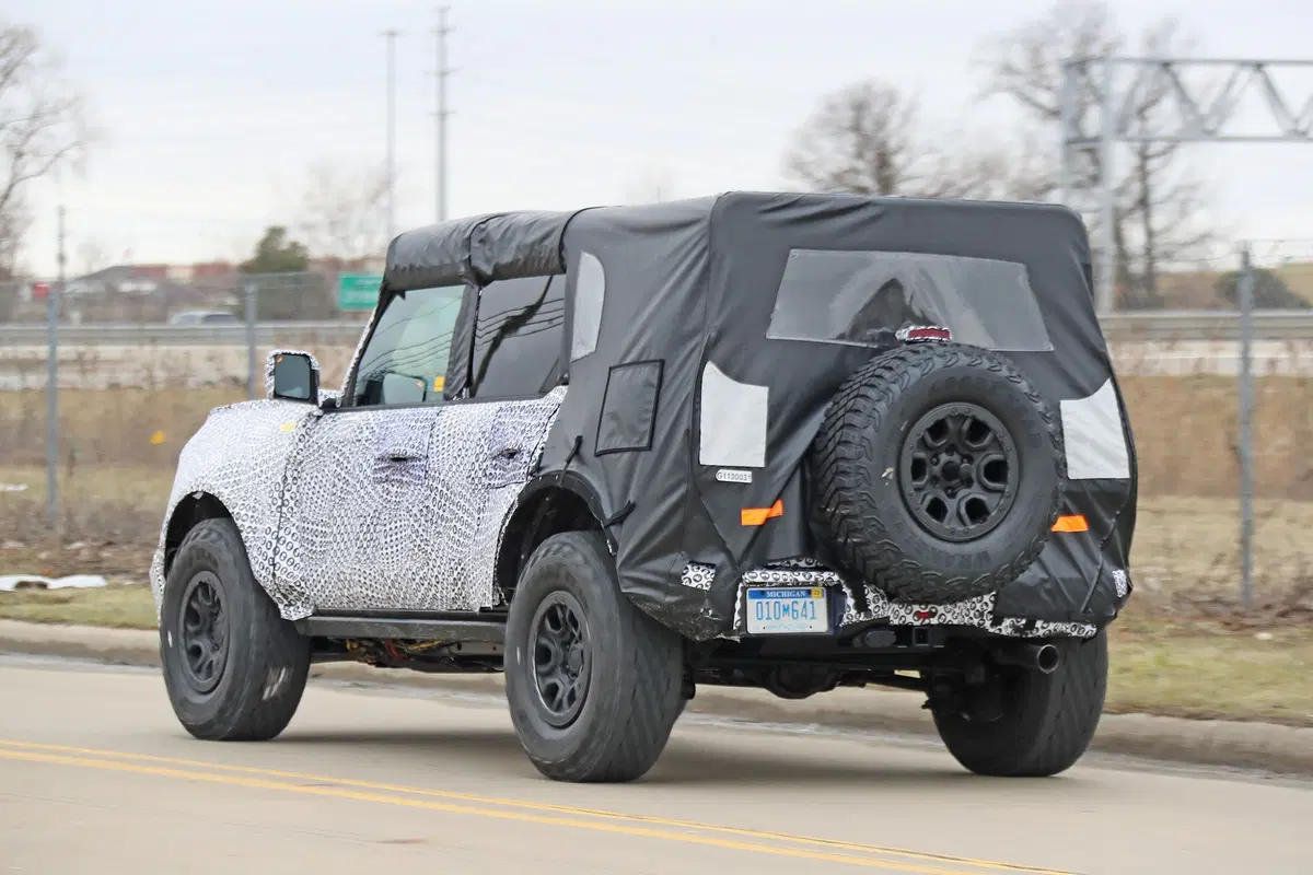 Ford Bronco 2020: le prime foto spia. Wrangler e Defender, mani in alto! (10)