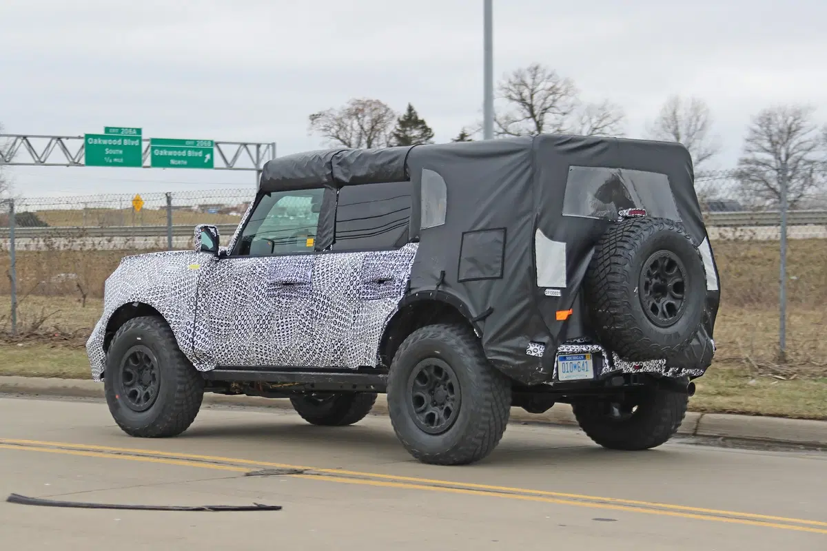 Ford Bronco 2020: le prime foto spia. Wrangler e Defender, mani in alto! (11)