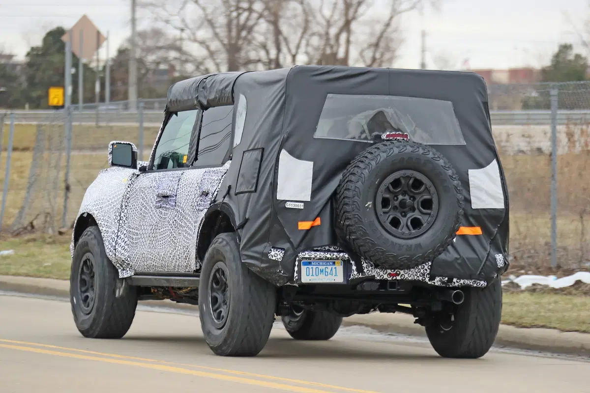 Ford Bronco 2020: le prime foto spia. Wrangler e Defender, mani in alto! (5)