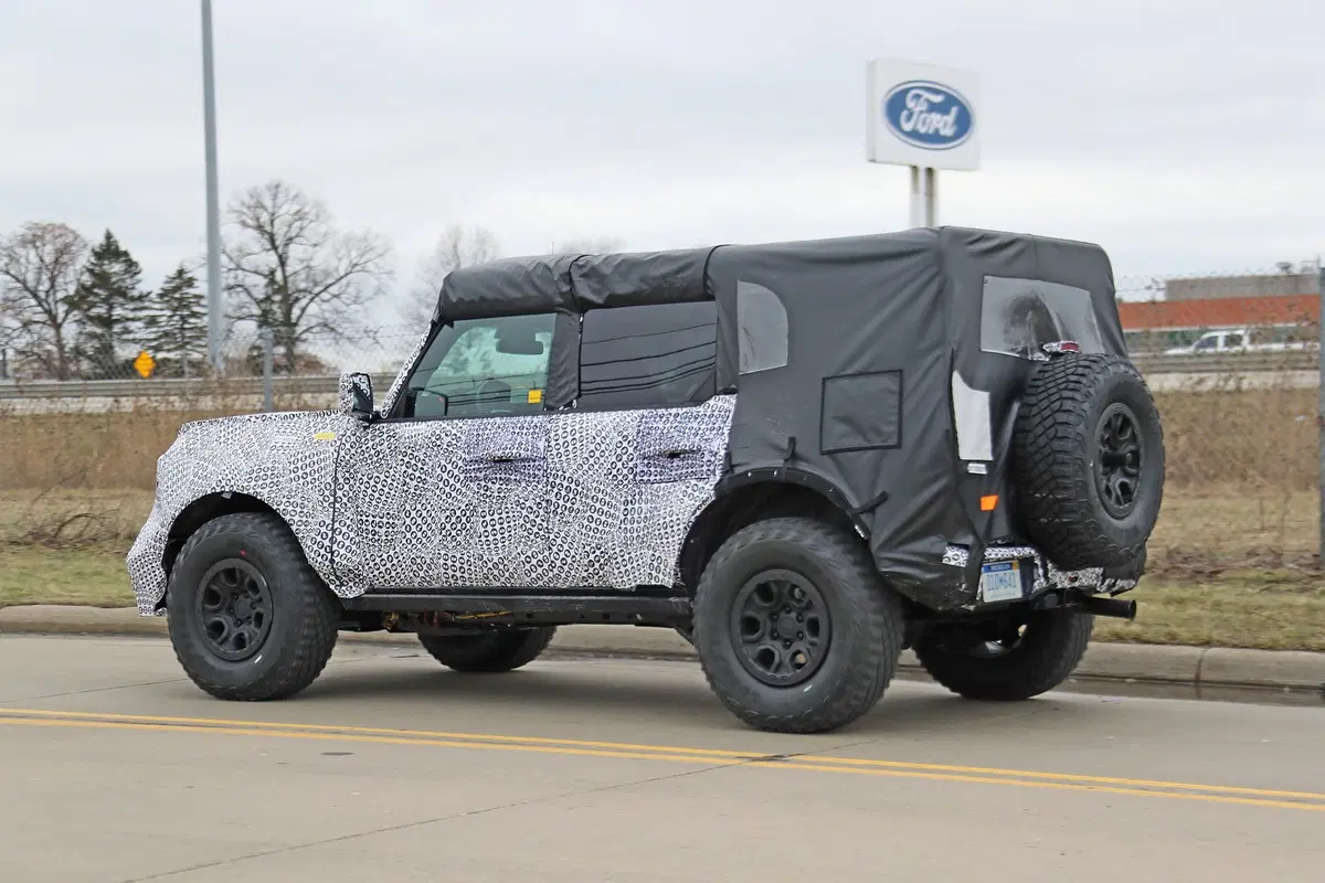 Ford Bronco 2020: le prime foto spia. Wrangler e Defender, mani in alto! (4)
