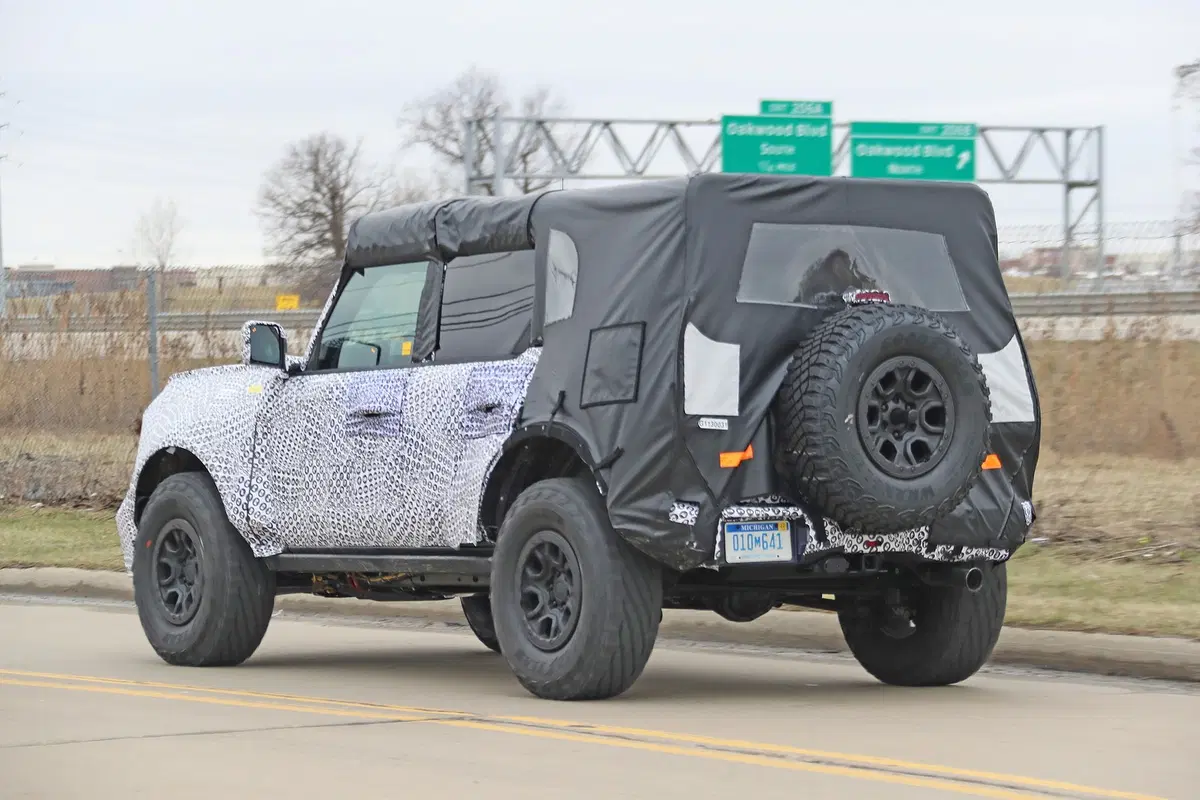 Ford Bronco 2020: le prime foto spia. Wrangler e Defender, mani in alto! (14)