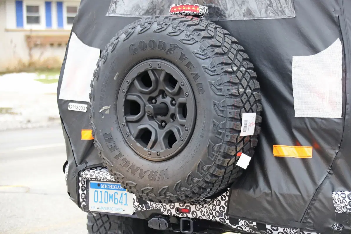 Ford Bronco 2020: le prime foto spia. Wrangler e Defender, mani in alto! (6)