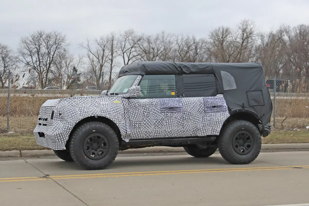 Ford Bronco 2020: le prime foto spia. Wrangler e Defender, mani in alto! (16)