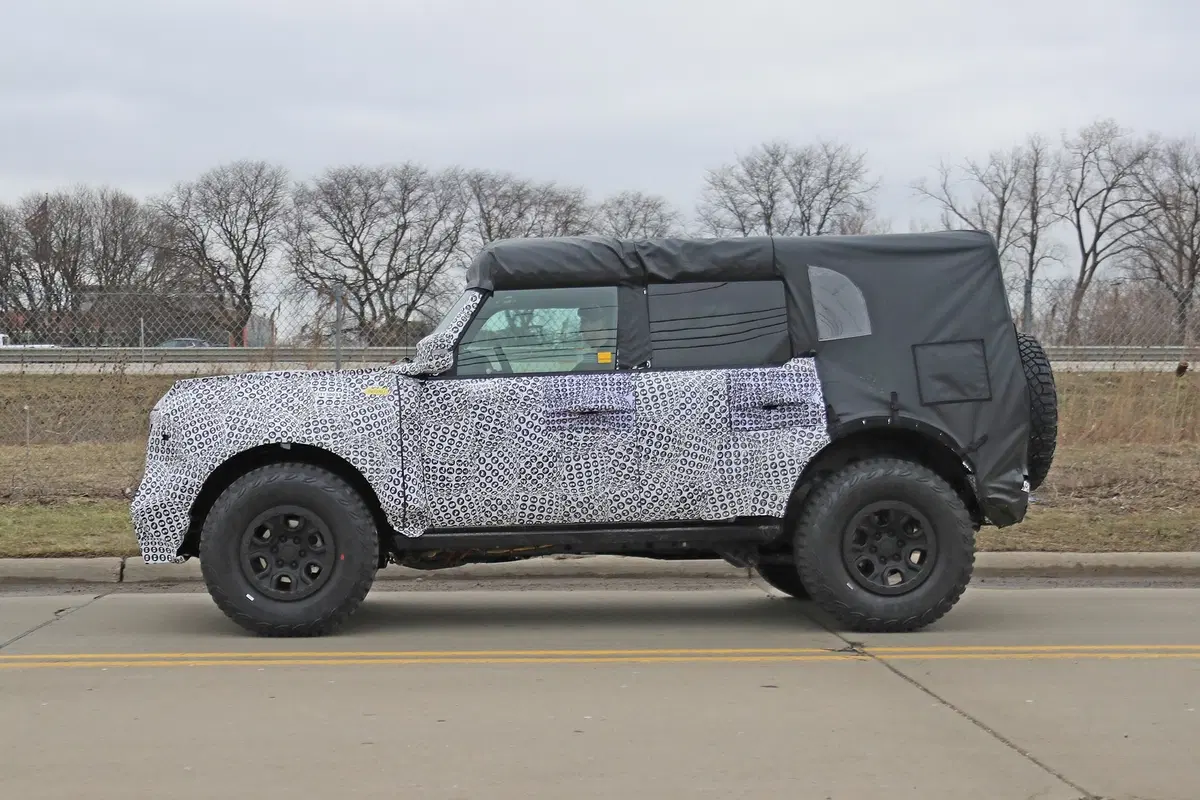 Ford Bronco 2020: le prime foto spia. Wrangler e Defender, mani in alto! (3)