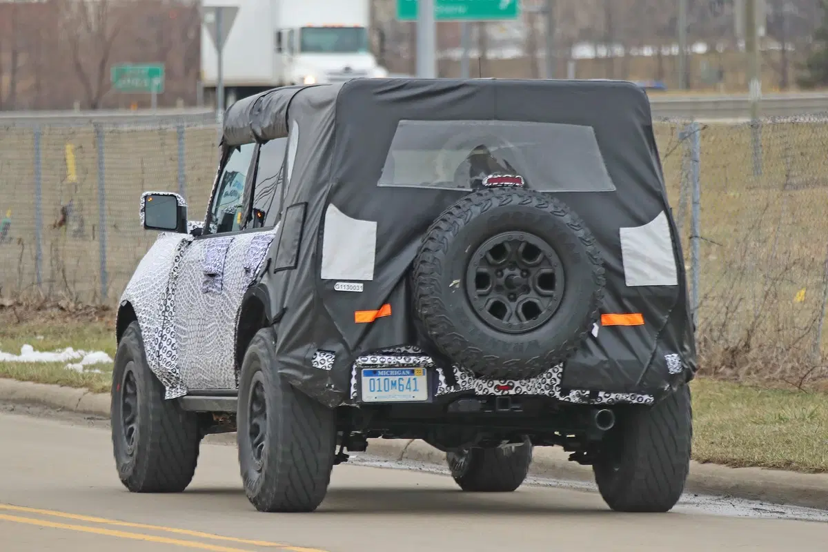 Ford Bronco 2020: le prime foto spia. Wrangler e Defender, mani in alto! (12)