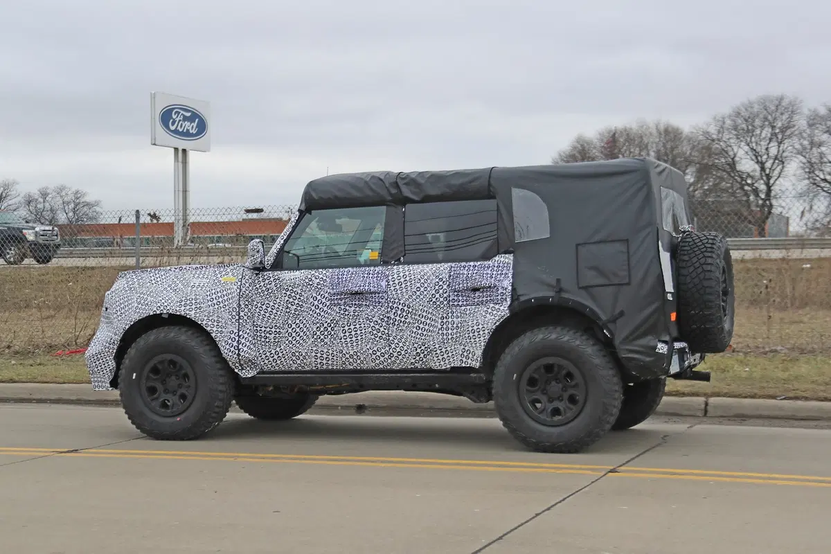 Ford Bronco 2020: le prime foto spia. Wrangler e Defender, mani in alto! (17)