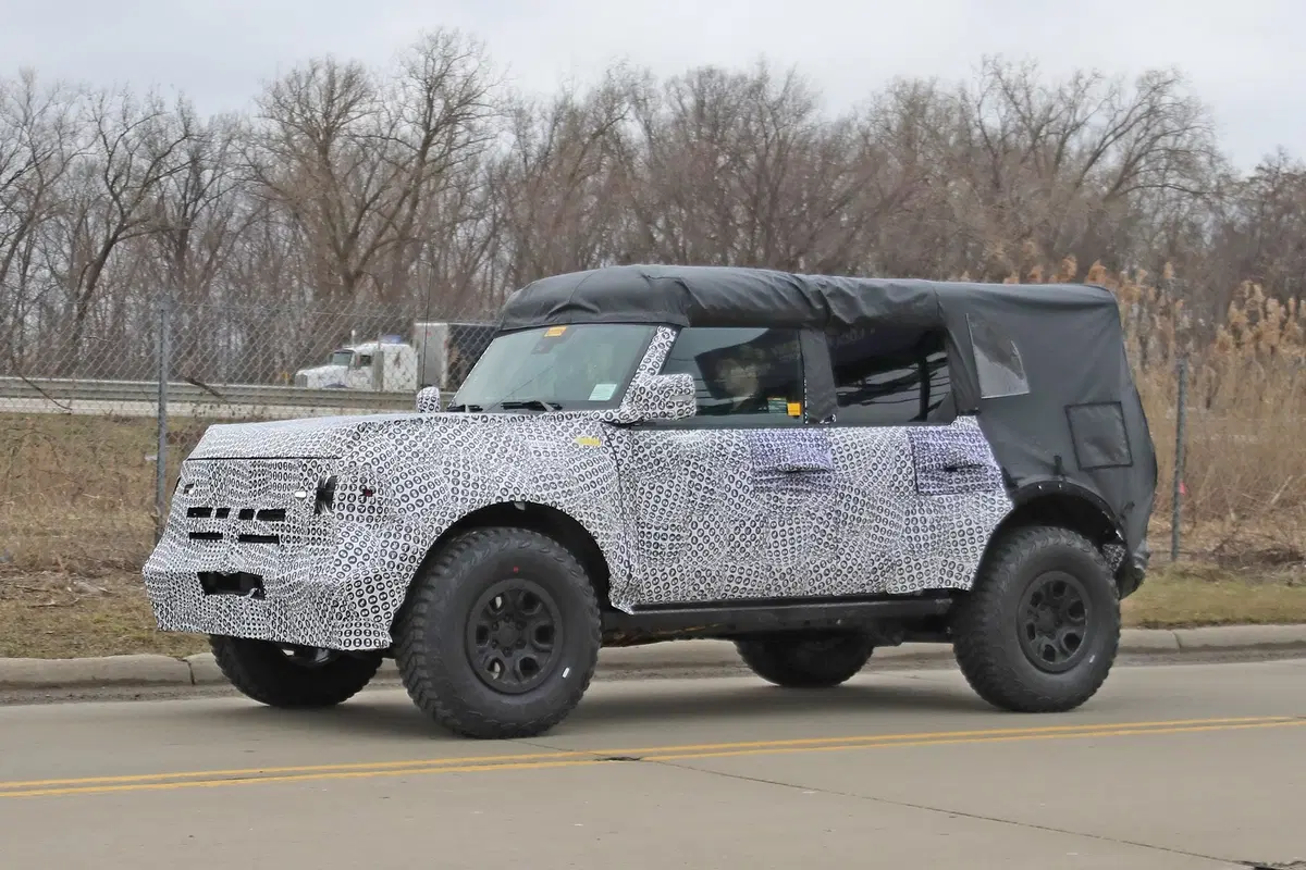 Ford Bronco 2020: le prime foto spia. Wrangler e Defender, mani in alto! (9)