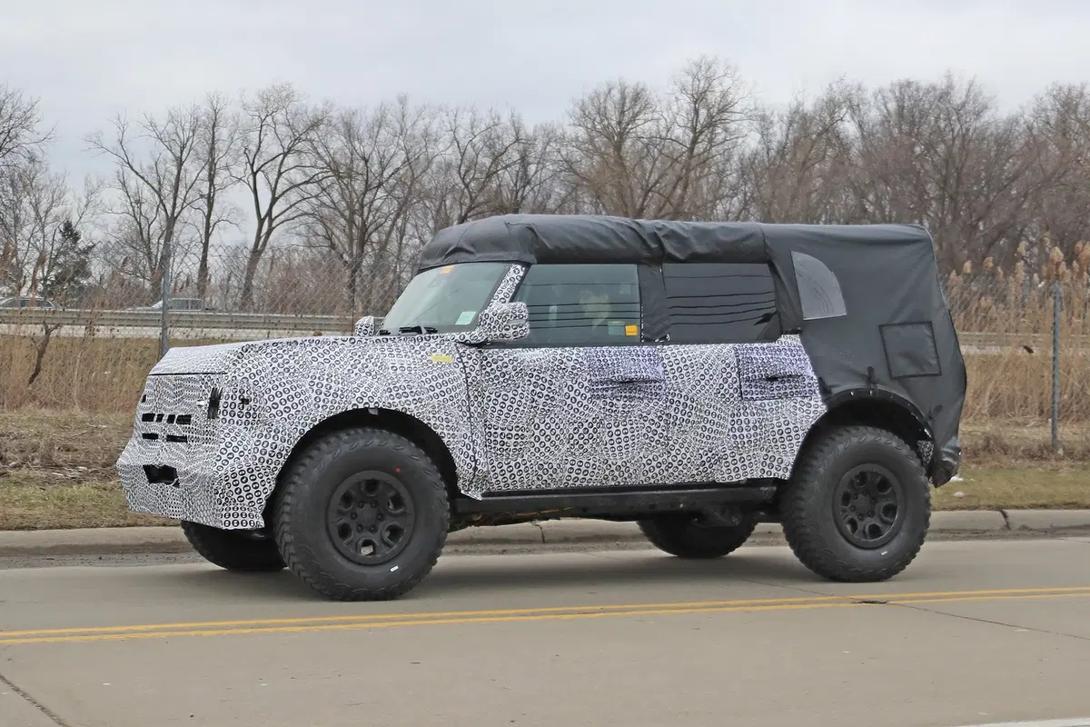 Ford Bronco 2020: le prime foto spia. Wrangler e Defender, mani in alto! (2)