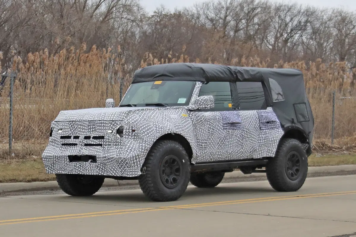 Ford Bronco 2020: le prime foto spia. Wrangler e Defender, mani in alto! (19)