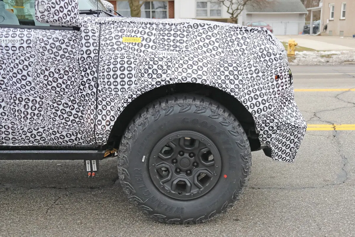 Ford Bronco 2020: le prime foto spia. Wrangler e Defender, mani in alto! (22)