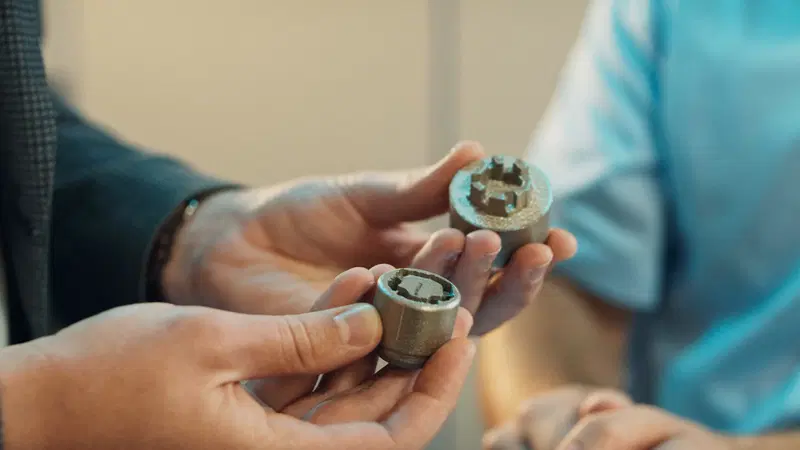 Lo speciale dado e la chiave "in negativo" creata con la stampante 3D
