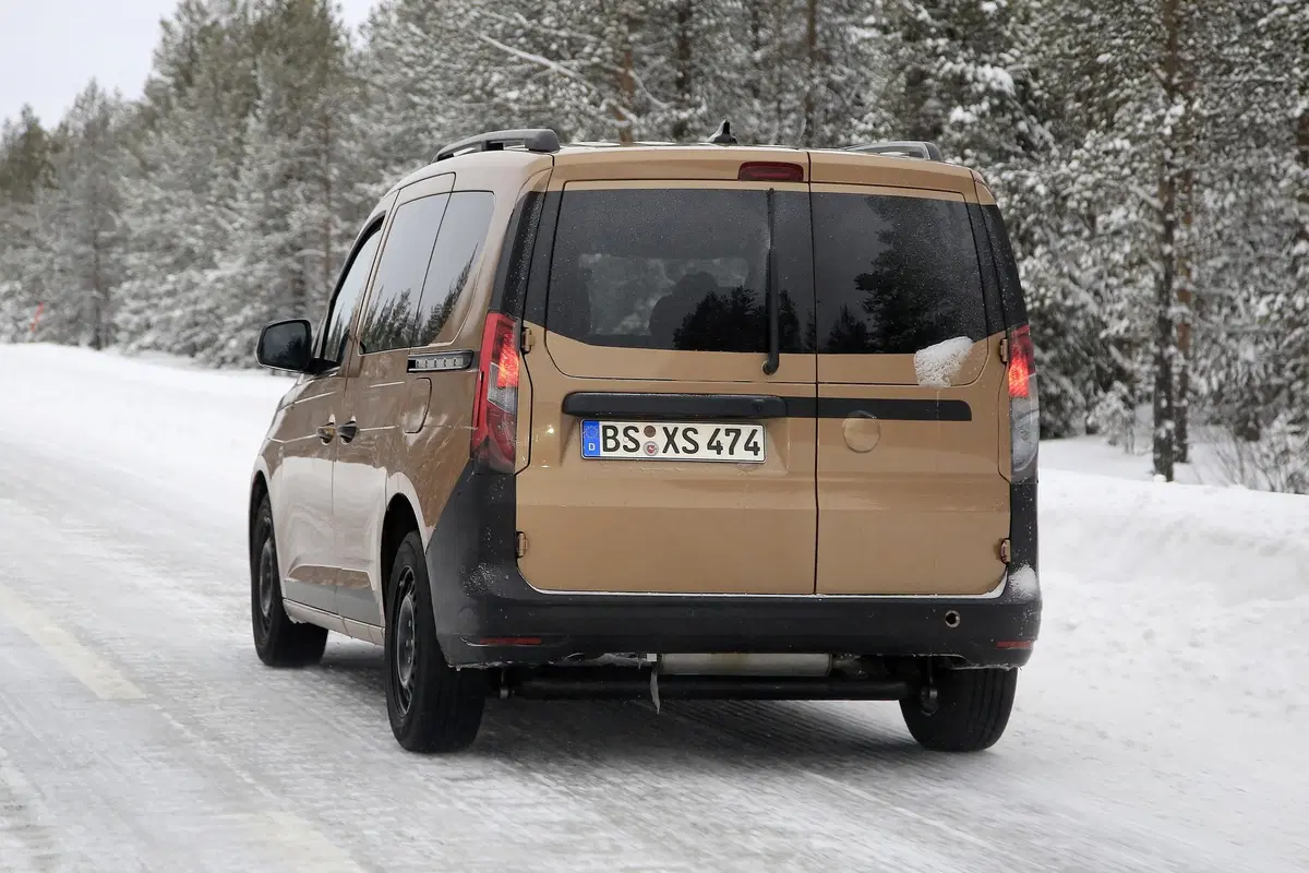 Volkswagen Caddy 2020: avvistato quasi senza veli [Foto spia] (13)