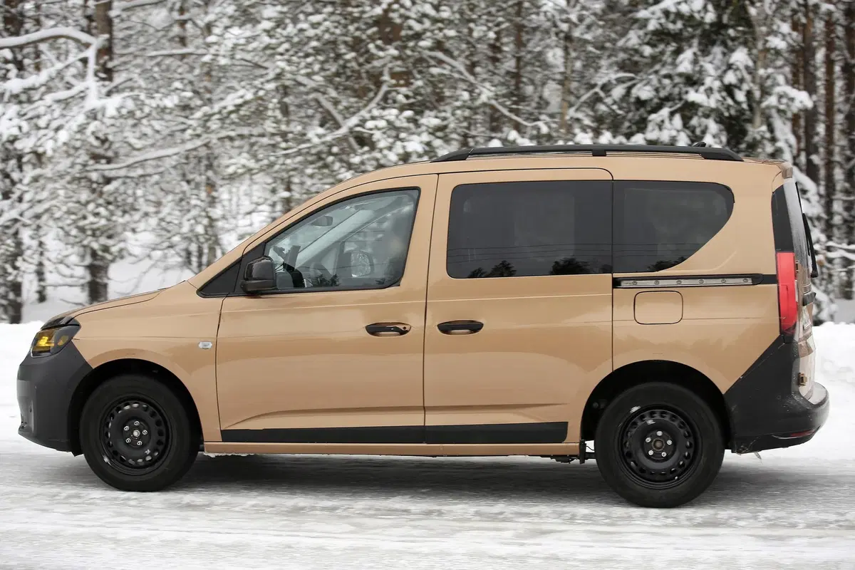 Volkswagen Caddy 2020: avvistato quasi senza veli [Foto spia] (8)