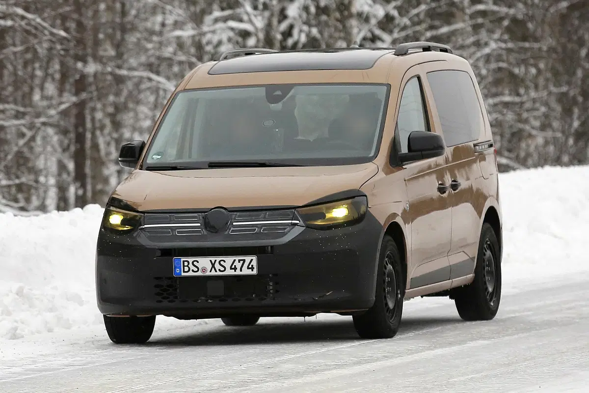 Volkswagen Caddy 2020: avvistato quasi senza veli [Foto spia] (3)