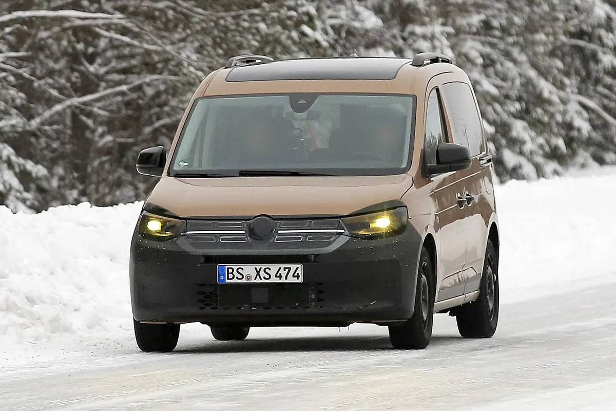 Volkswagen Caddy 2020: avvistato quasi senza veli [Foto spia] (2)