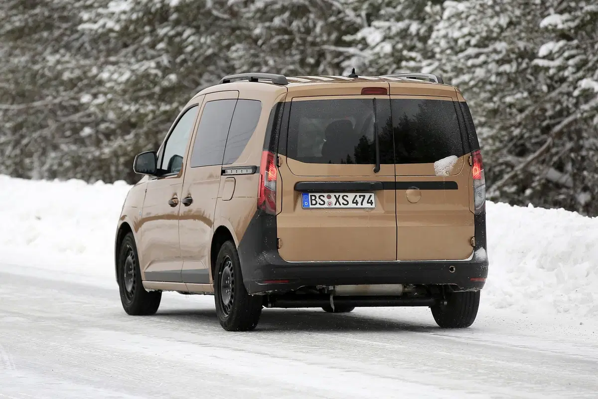 Volkswagen Caddy 2020: avvistato quasi senza veli [Foto spia] (12)