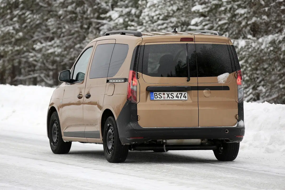 Volkswagen Caddy 2020: avvistato quasi senza veli [Foto spia] (11)