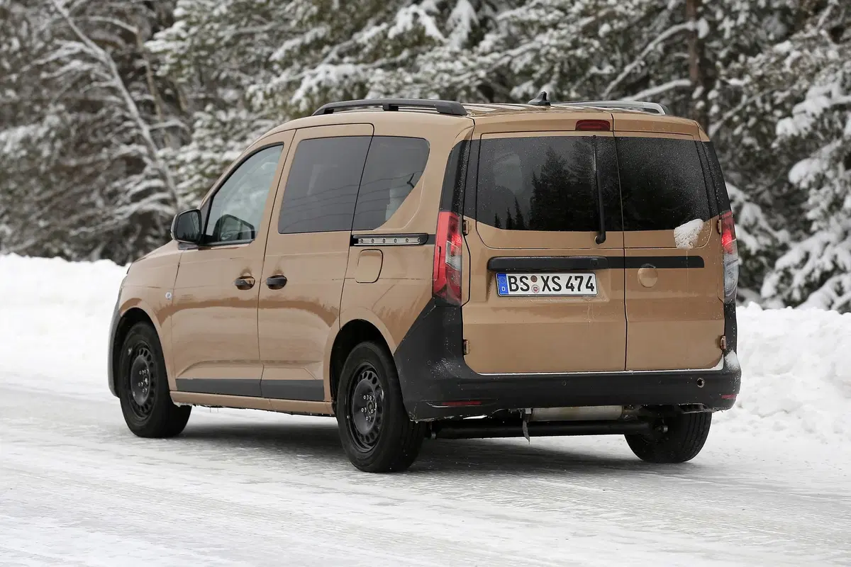 Volkswagen Caddy 2020: avvistato quasi senza veli [Foto spia] (10)