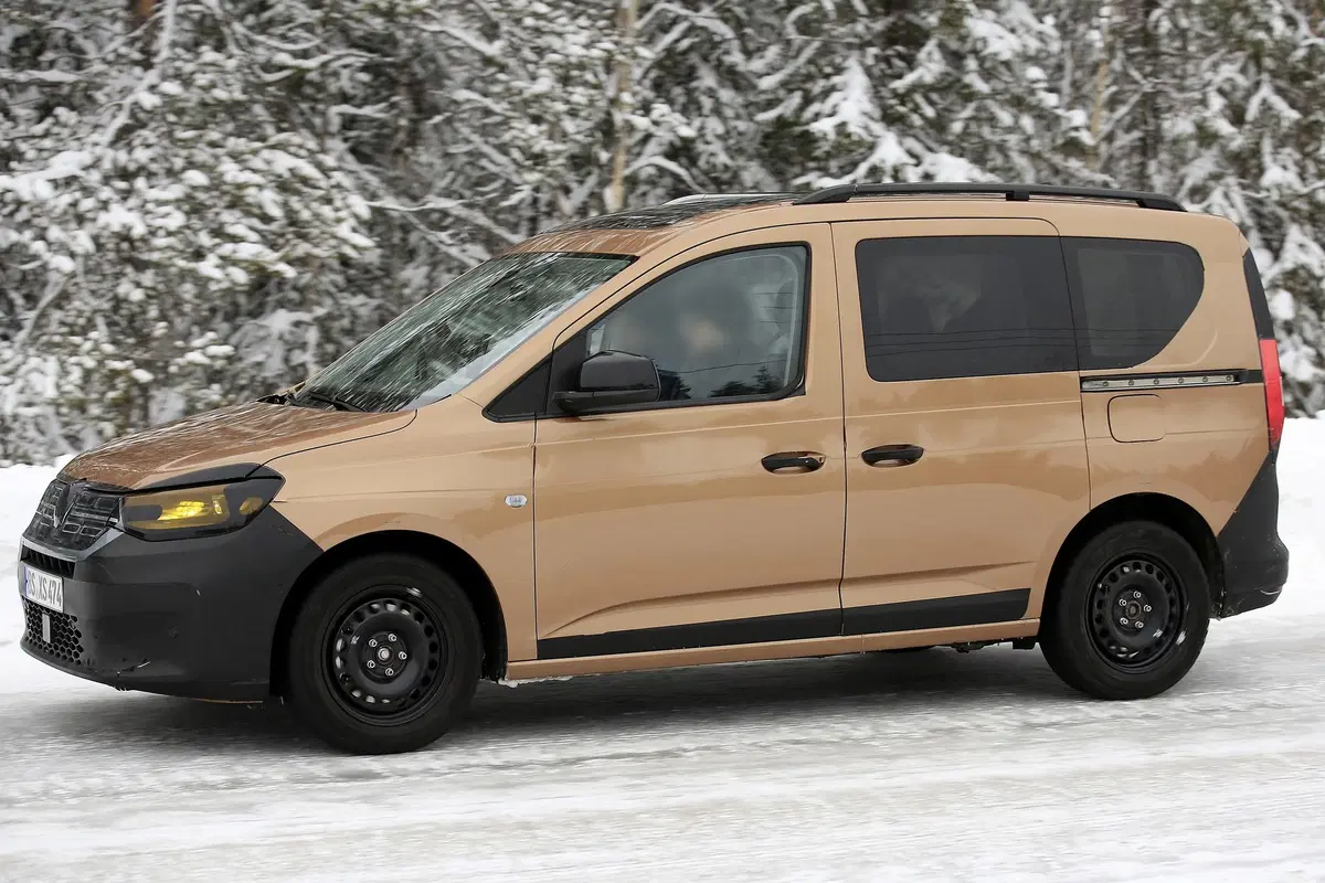 Volkswagen Caddy 2020: avvistato quasi senza veli [Foto spia] (7)