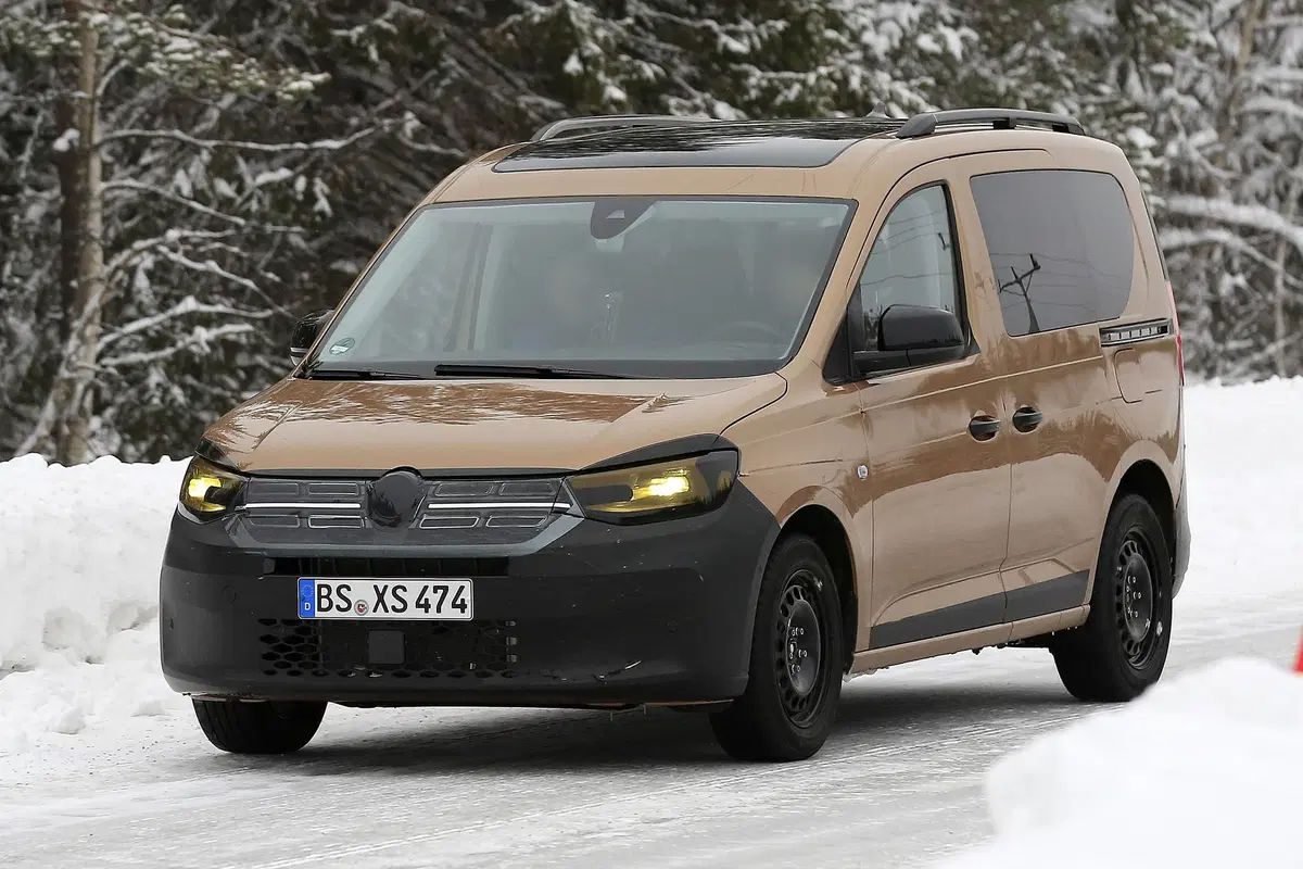 Volkswagen Caddy 2020: avvistato quasi senza veli [Foto spia] (4)