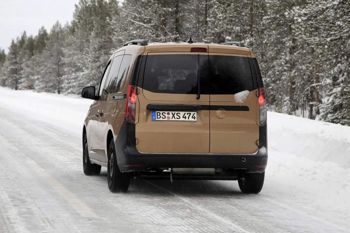 Volkswagen Caddy 2020: avvistato quasi senza veli [Foto spia] (14)