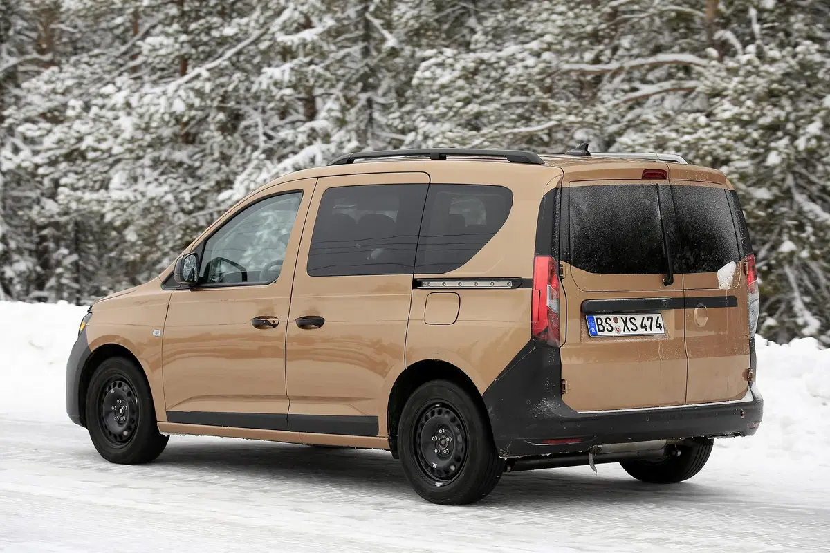 Volkswagen Caddy 2020: avvistato quasi senza veli [Foto spia] (9)