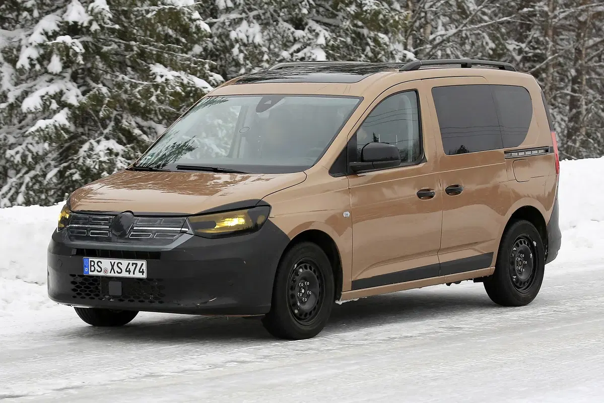 Volkswagen Caddy 2020: avvistato quasi senza veli [Foto spia] (6)