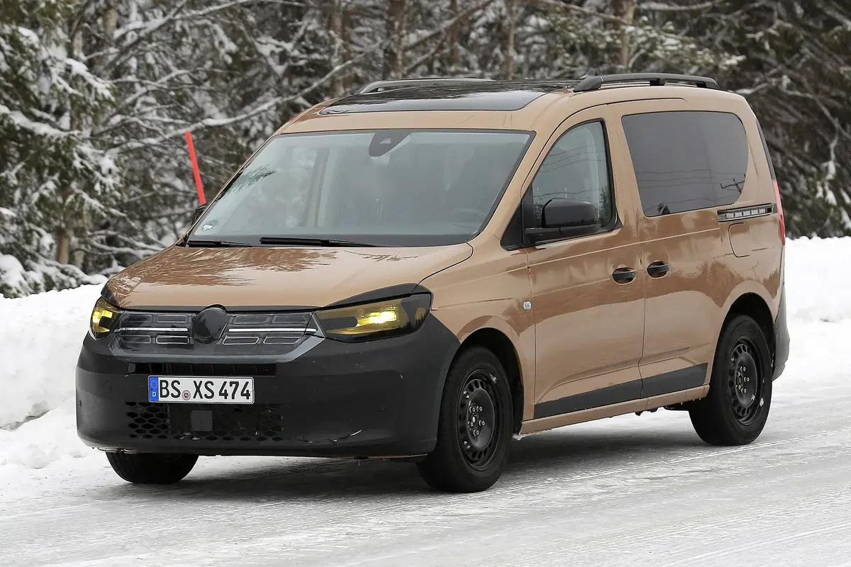 Volkswagen Caddy 2020: avvistato quasi senza veli [Foto spia] (5)