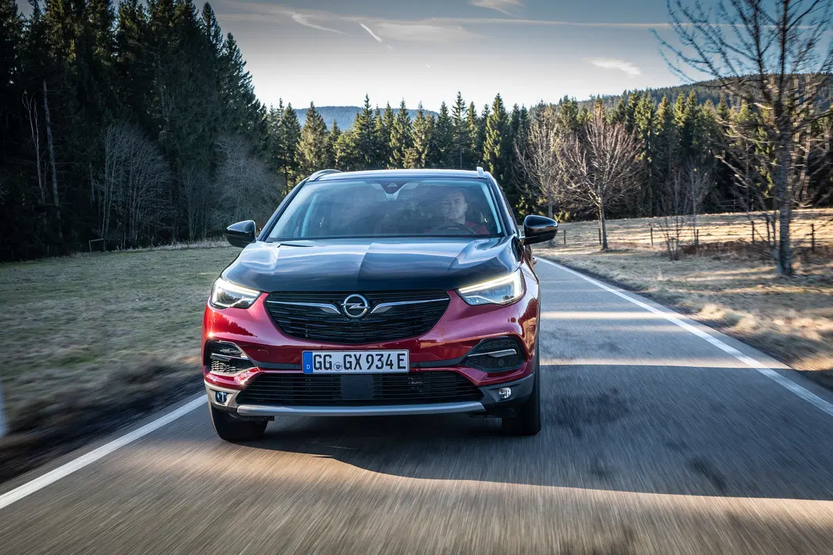 Opel Grandland X 1.6 Hybrid4 Plug-in aut. AWD (6)