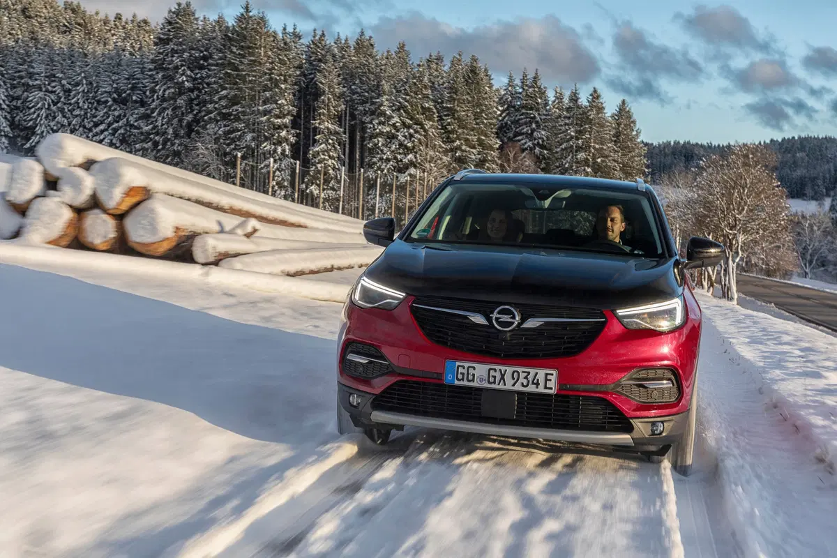 Opel Grandland X 1.6 Hybrid4 Plug-in aut. AWD (3)