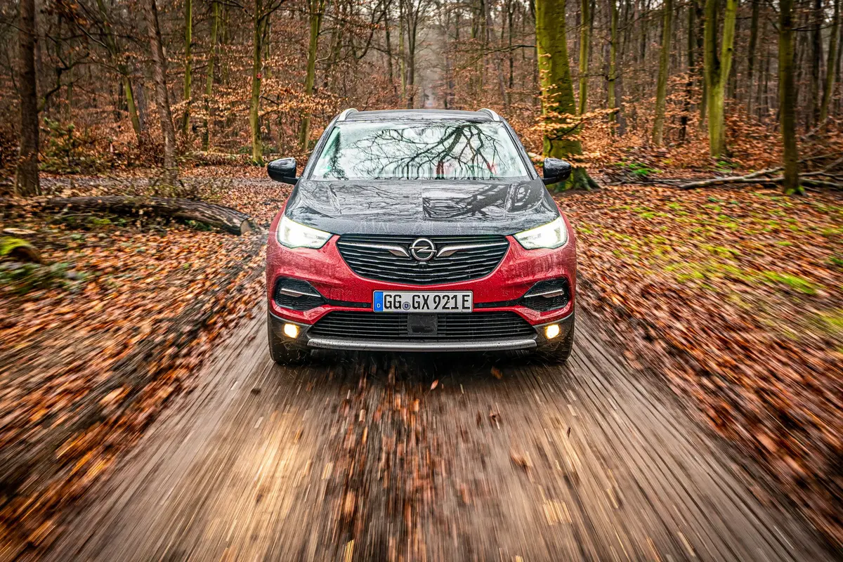 Opel Grandland X 1.6 Hybrid4 Plug-in aut. AWD (7)