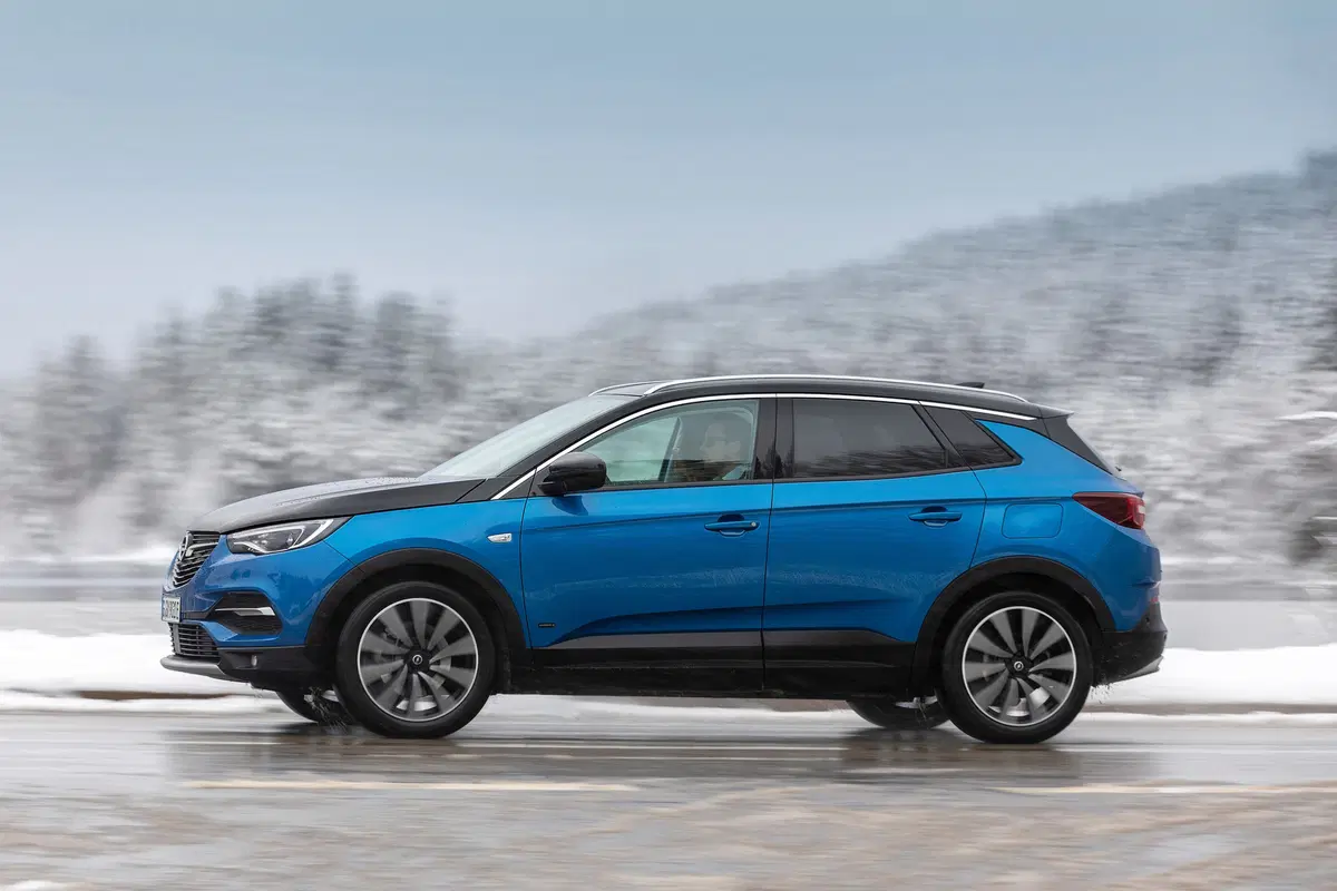 Opel Grandland X 1.6 Hybrid4 Plug-in aut. AWD (2)